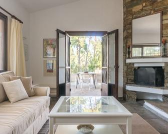 Villa Aurora in Sani with Garden and Pool, by JJ Hospitality - Sane - Phòng khách