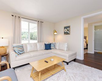 Spacious 4br | Near Fairgrounds - Kathleen - Living room