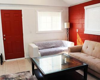 Cheerful 1-Bedroom on the eastside downtown - Carson City - Living room