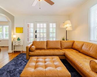 Historic Home, Modern Amenities- 15 Minutes to Downtown Chattanooga- Perfect for Families - Signal Mountain - Living room