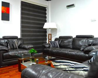 Panoramic Holiday Apartment - Luxury Studio | Nuwara Eliya - Nuwara Eliya - Living room