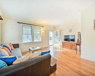 Centrally Located Duplex w/ Patio in Ghent! - Norfolk - Sala de estar
