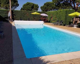 ibis Styles Fréjus Saint-Raphaël - Fréjus - Pool