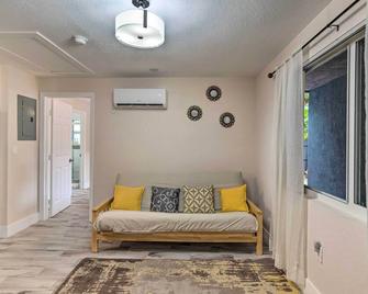 Inviting Apartment Less Than 2 Mi to Riviera Beach! - West Palm Beach - Wohnzimmer