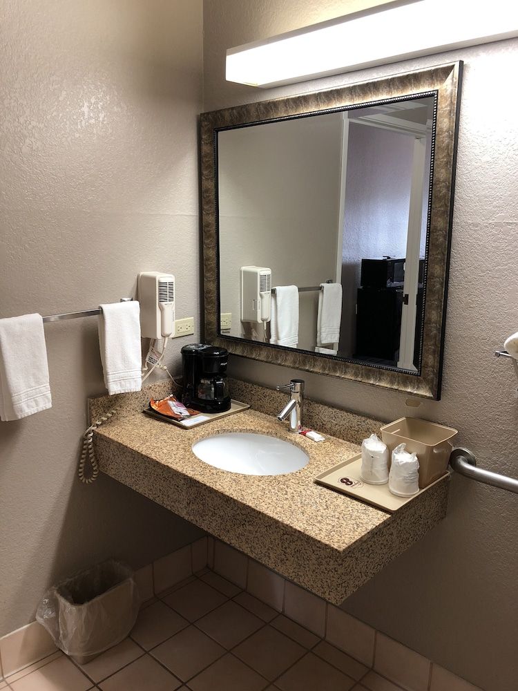 Super 8 by Wyndham Aurora/Naperville Area - Aurora - Koupelna