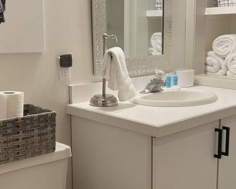 Tranquil waterfront cottage in Central Lake - Central Lake - Bathroom