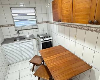 Pé na Areia Praia da Guilhermina IV - Praia Grande - Keittiö