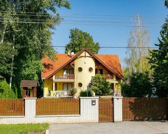 Lovely apartment for 10 people with WIFI, TV, terrace and parking - Balatonszárszó - Building