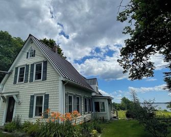 Stay in this beautiful home: ocean views and access to midcoast Maine's charm! - Lincolnville - Byggnad