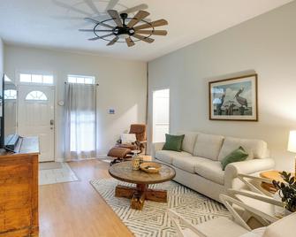 Pet-Friendly Darien Vacation Rental w/ Patio! - Darien - Вітальня