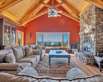 Upper Meadow Lodge - Groups up to 23 on 17 acres - Palomar Mountain - Living room