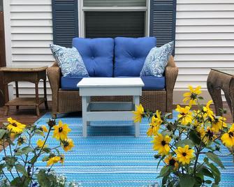 Comfy Cottage! A Comfy Home Away From Home! - Harrison - Patio