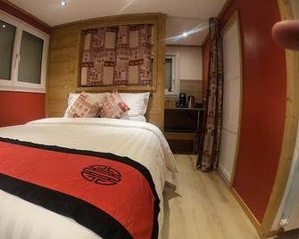 Studio-Comfort-Private Bathroom - Albertville - Bedroom