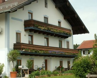 Near Chiemsee: Family-friendly vacation on the farm, 2 bedrooms. - Eggstätt - Building