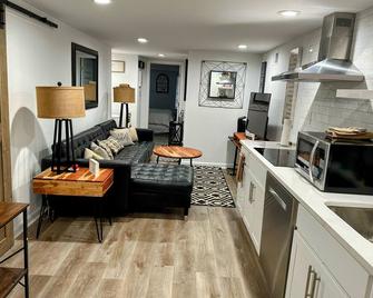 Charming 1-bedroom, 1 bathroom townhome in awesome Baltimore with WiFi, AC - Baltimore - Kitchen