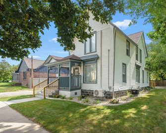 Unique 2-Story Studio Apartment - Walk To Downtown - Battle Creek - Building