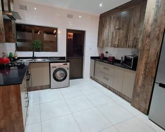 Immaculate 3 bedroomed guesthouse in Ilanda - 2041 - Bulawayo - Kitchen