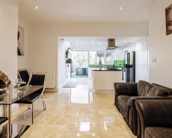Luxury Unique Townhouse with Hottub & Pizza Oven - Bolton - Living room