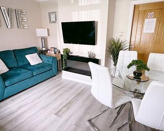 Entire 3-Bedroom Home in Oldham - Guest house - Oldham - Living room