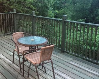 Pristine Cape Cod On The Creek! 4 Large Bedrooms - 6 Guests! - Albany - Balcony