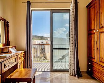 Spacious 3-bedroom apartment near sea Marsalforn with AC, WiFi - Marsalforn - Balcon