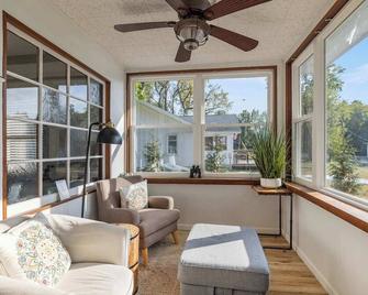 Sunset Hideaway - A Beachfront Bungalow - LaPorte - Вітальня
