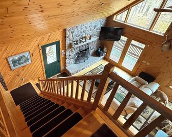 Cozy 4 bedroom Cabin in the Woods – 140 Acres with hiking, snowshoeing trails - Mosinee - Escaleras
