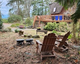 Celestial Yurt · Hobbit Door + Electricity · Stargazer's Retreat  · Hot Tub - Buckley - Patio
