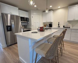 Modern Townhome • Sleeps 8 • Garage - Blackfoot - Cocina