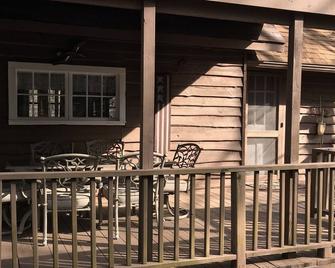 Cabin at Lake Lanier - Landrum - Patio
