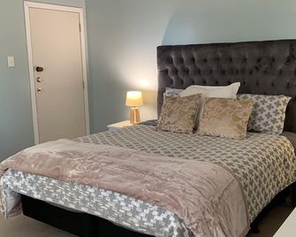 King size bedroom with ensuite and separate entrance, covered off street parking - Cambridge