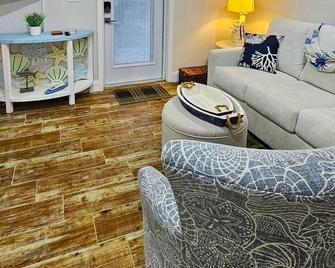 Pine Terrace Oasis: 10 Min to Siesta Key - Sarasota - Living room