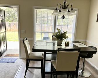 8 min. to Fort Moore! relaxing & cozy - Columbus - Dining room