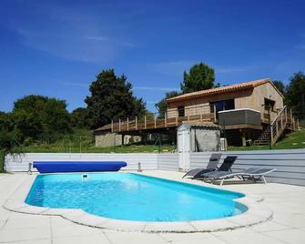 Homerez - Charming house with shared pool in Chalandray - Chalandray - Piscina