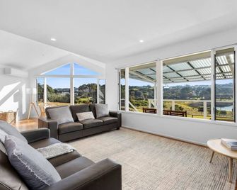 Saltwater House - Opposite The Beach And Views Over The Lake! - Ocean Grove - Stue