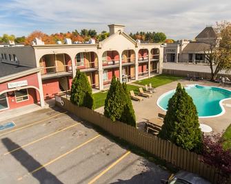 Motel Classique - Joliette - Innenhof