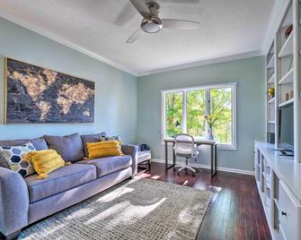 Luxe Lake Chickamauga Retreat with Boat Dock! - Soddy Daisy - Living room