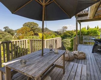 Stylish beach house comfort in commanding position - Hahei - Balcon