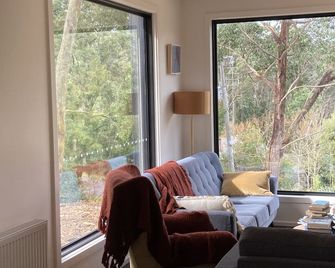 Unique modern, spacious, clean large 3 bedroom + study in beautiful Blackwood - Trentham - Sala de estar