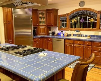 Scenic Getaway with Private Indoor Pool/Hot Tub on the GAP trail - Mount Savage - Cocina