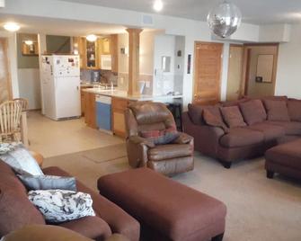 Spacious 2000 sq ft Happy Hideaway for your Cadet & Family 1 Mile from USAFA! - Colorado Springs - Living room