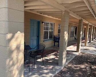 Riverbend on the Frio Motel 9 - Concan - Patio