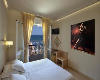 Hotel Ghirlandina - Rimini - Bedroom