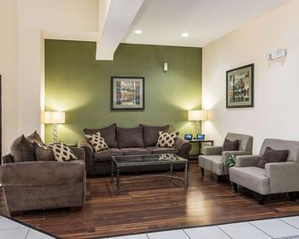 Quality Inn & Suites - Harvey - Living room