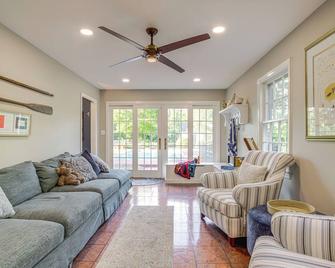 Riverfront Denton Estate on 7 Acres w/ Fire Pit! - Denton - Sala de estar