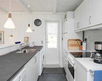 Beautiful Holiday Home In Strandby Near - Frederikshavn - Kjøkken