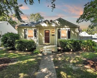 Cozy- Stylish 2 bd with fenced in back yard w/ Firepit - Ferndale - Edifício