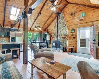 Woodsy Beaver Cove Cabin with Deck and Fire Pit! - Greenville - Living room