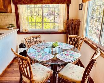 Charming 1-bedroom apartment in fantastic West Bay with WiFi, AC - West Bay - Dining room