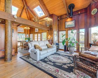 Pet-Friendly Gem with Private Dock in Deltaville! - Deltaville - Living room
